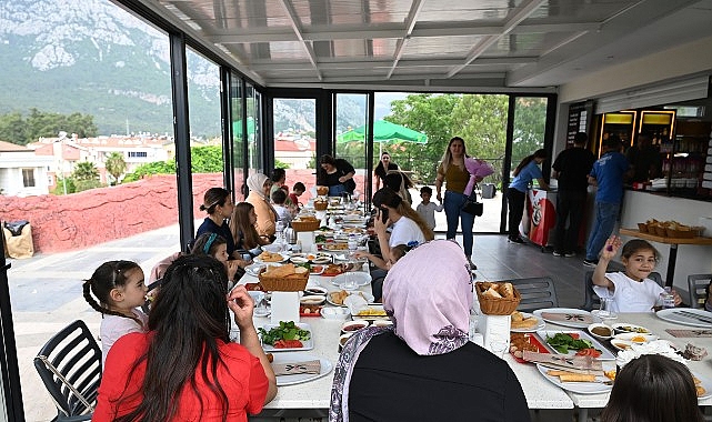 Arslanbucak Mahallesi’nde yer alan Arslanbucak Ana Okulu’ndaki öğretmen, öğrenci ve