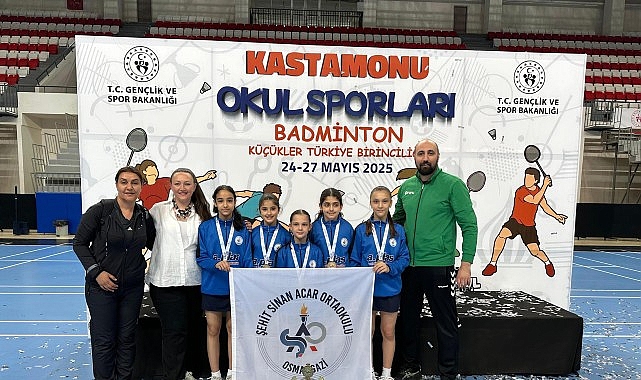 Osmangazi Belediyespor Kulübü sporcularından oluşan Şehit Sinan Acar Ortaokulu Kız