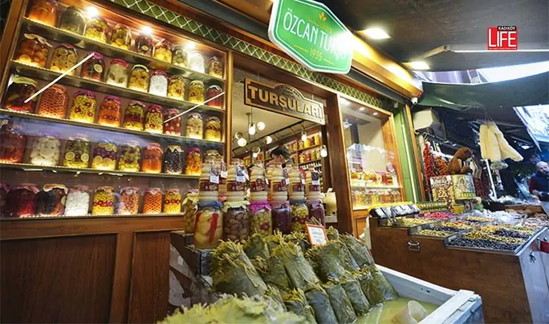Tarihi Kadıköy Çarşısı’nda hizmet veren dükkânda 60 çeşit sebze ve…
