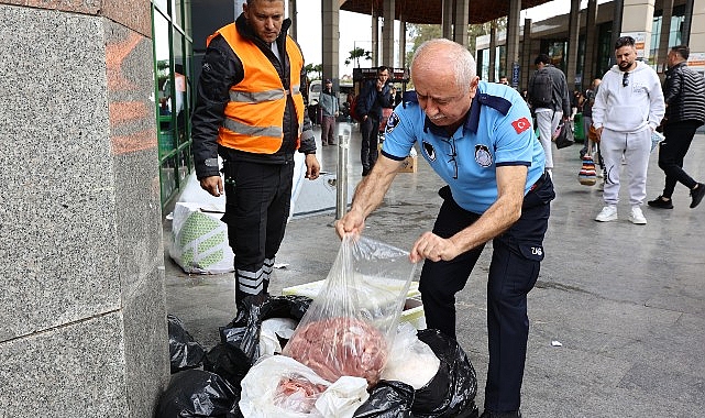 Antalya Büyükşehir Belediyesi zabıta ekipleri ve güvenlik görevlileri işbirliğiyle Antalya