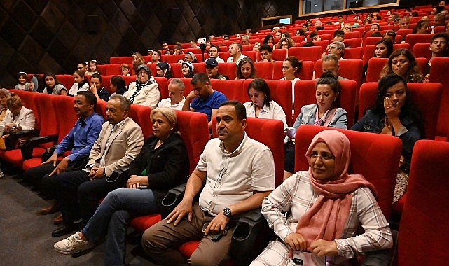 Senaryosunu Hatice Gürses’in yazdığı ve yönettiği Uyandığım dünya” tiyatro oyunu