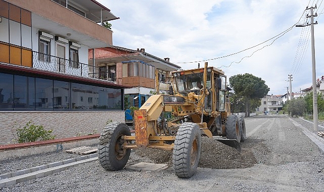 Burhaniye Belediyesi Fen İşleri Müdürlüğü ekipleri ilçe genelinde program dahilinde