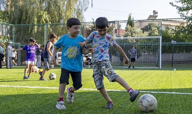 Yenişehir Belediyesi, çocukların güvenli alanlarda spor yapabilmeleri amacıyla mahallelerde halı