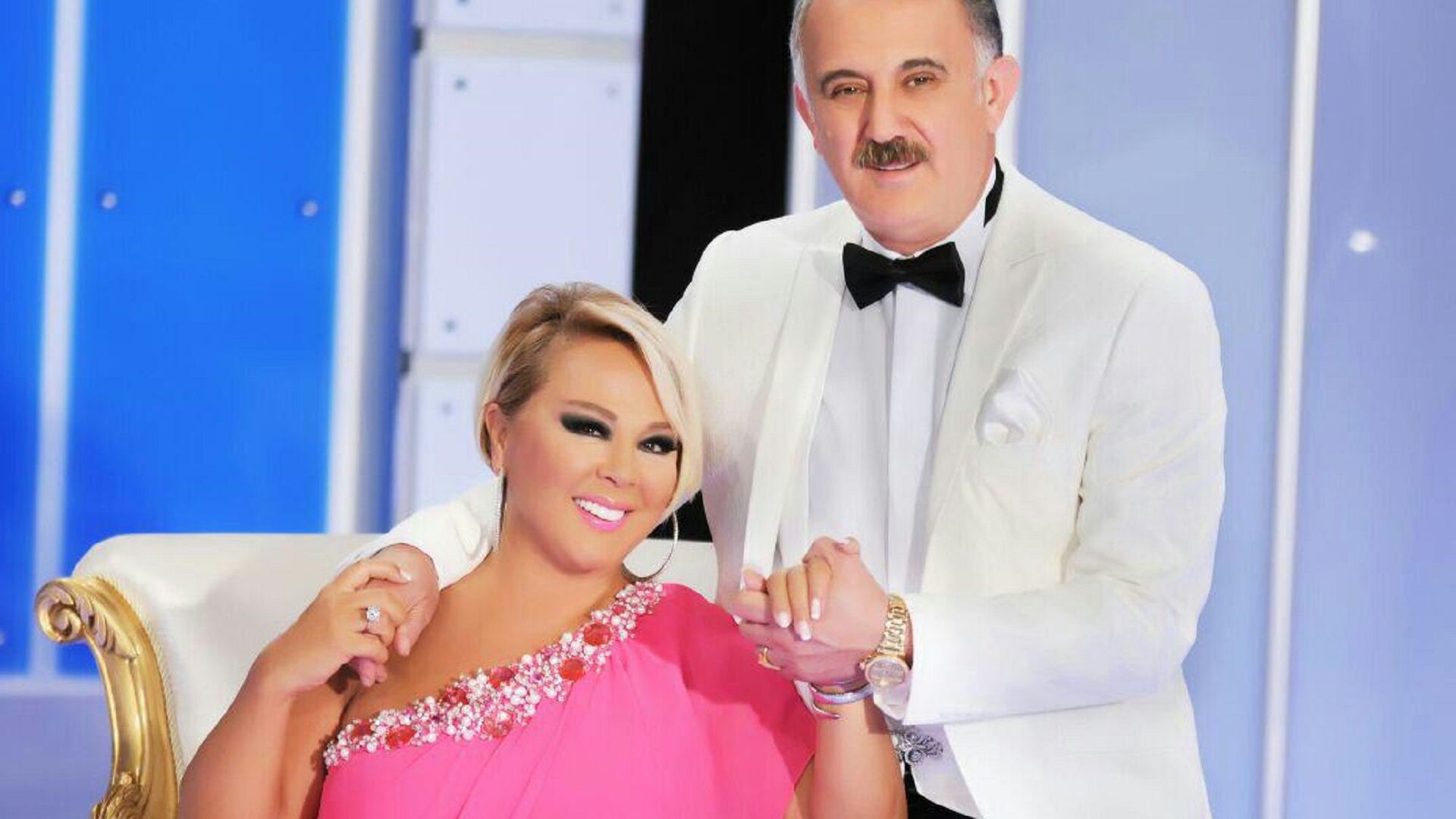 Ünlü sanatçı Safiye Soyman ve Faik Öztürk, bir mekanda kendilerine