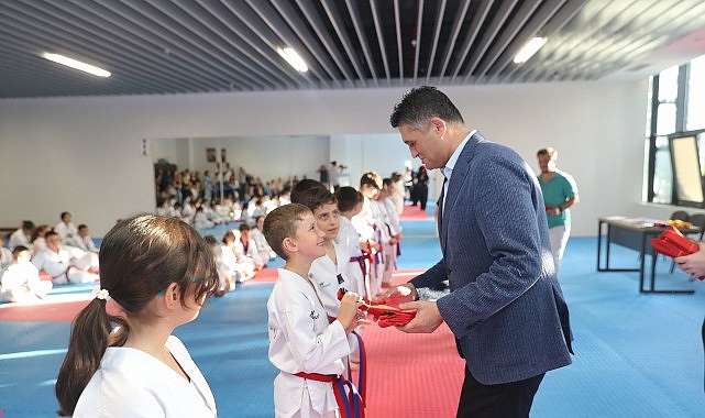 Aliağa Gençlik Merkezi Spor Kulübü'nün Taekwondo kursunun 100 öğrencisi kuşak