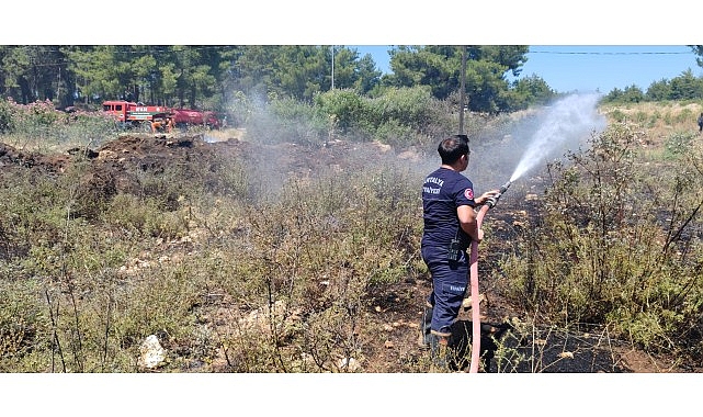 Hava sıcaklığının 40 derecinin üzerinde olduğu Antalya güne yangın haberleriyle
