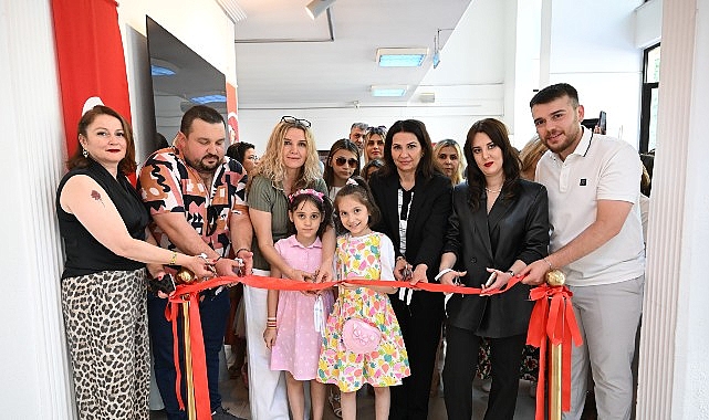 Aydın Büyükşehir Belediyesi’nin kültür merkezlerinde düzenlediği sanat kurslarına katılan kursiyerler,