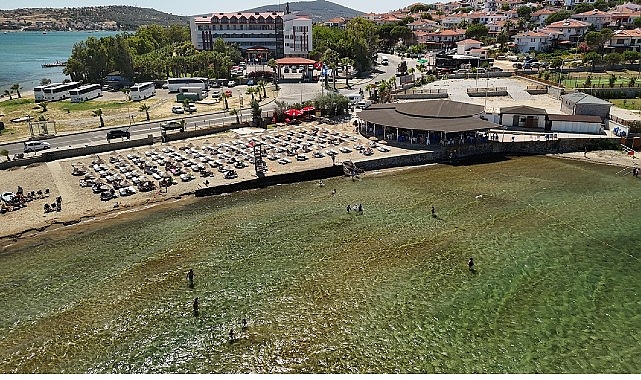 Ayvalık Belediyesi işletmelerinin bu yıl da kazandığı Mavi Bayraklar göndere
