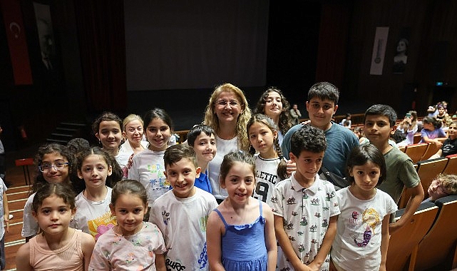 Bakırköy Belediyesi, karnesini alan çocukları Leyla Gencer Opera ve Sanat