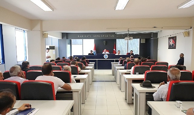 Menderes Belediye Başkanı İlkay Çiçek, istişare toplantısında muhtarlarla bir araya