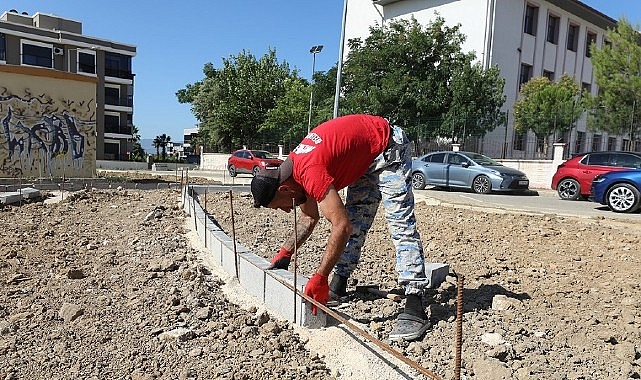 Menderes Belediye Başkanı İlkay Çiçek, sahadaki çalışmaları yerinde inceledi.