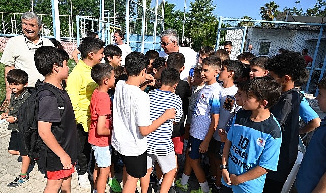 Kemer Belediye Başkanı Necati Topaloğlu, Kemer Belediyesi Futbol Okulu sporcuları
