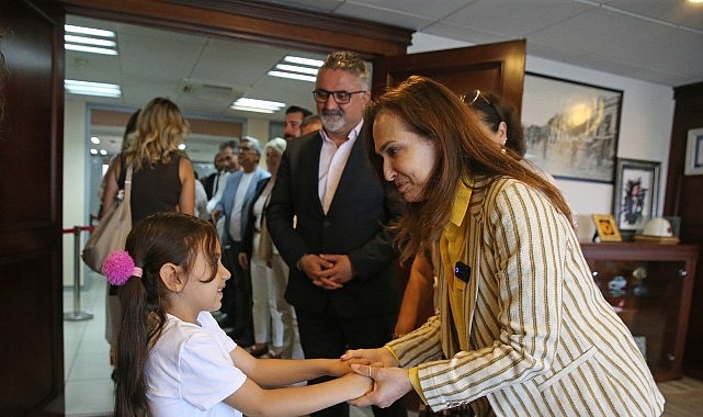 Karşıyaka Belediye Başkanı Yıldız Ünsal; ilçe protokolünden vatandaşlara, muhtarlardan kurum