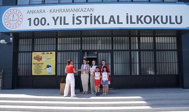 Kahramankazan Belediyesi, ilkokul birinci sınıf öğrencilerine karne hediyesi olarak ilçeyi