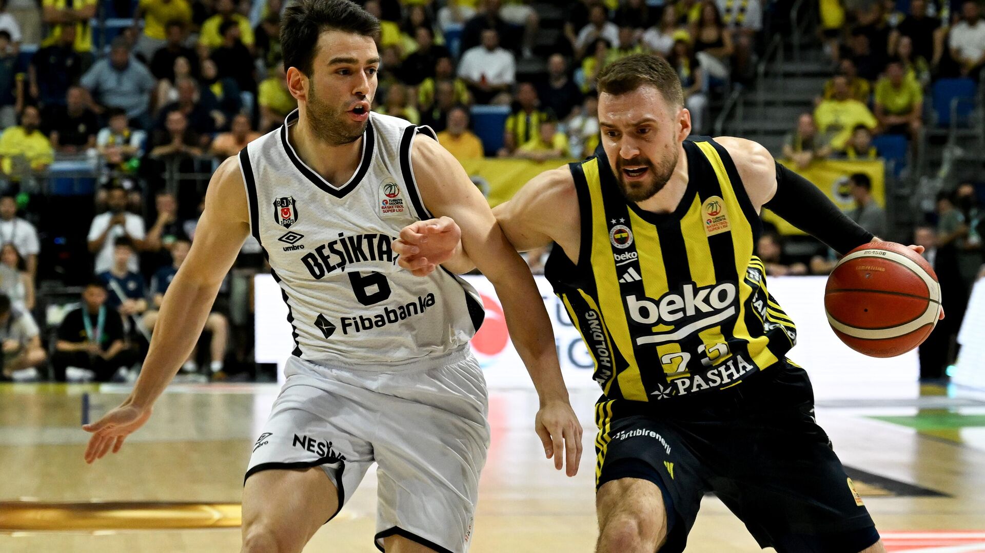 Türkiye Sigorta Basketbol Süper Ligi play-off final serisinin ilk mücadelesinde