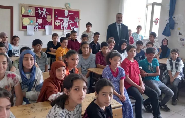 Gazeteci-Yazar Metin Özmen, Sason’daki okullarda öğrencilerle “Başarı ve Motivasyon” konulu