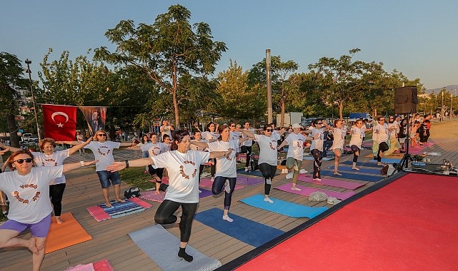 Bayraklı Belediyesi Yoga kursiyerleri, Bayraklı sahilinde buluştu. Muhteşem manzara eşliğinde
