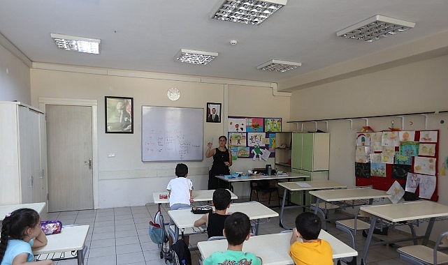 Bayraklı Belediyesi, çocukların yaz tatilini verimli ve eğlenceli geçirmeleri için