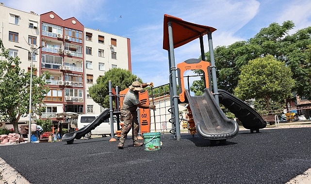 Bayraklı Belediyesi, ilçe genelinde park çalışmalarını hız kesmeden sürdürüyor. Bu