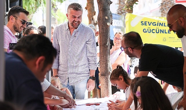 Buca’da ilçenin çınarlarının katılımıyla gerçekleştirilen “Sevginle Büyüdüm, Gücünle Yürüdüm” temalı