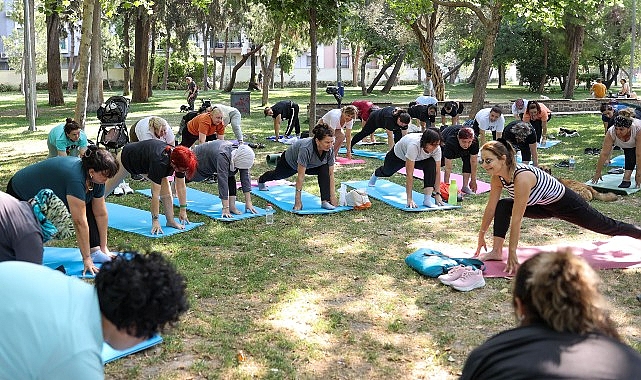 Buca Belediyesi’nin düzenlediği ücretsiz yoga, pilates ve zumba dersleri havaların