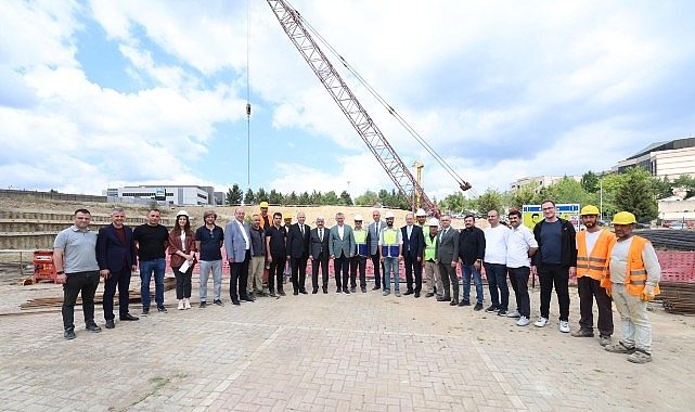 Kocaeli Büyükşehir Belediye Başkanı Doç.Dr.Tahir Büyükakın, Umuttepe Kampüsü’nde devam eden