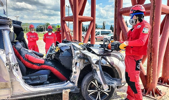 Büyükşehir Belediyesi İtfaiyesi, AKUT gönüllülerine iki gün süreli “Trafik Kazalarında