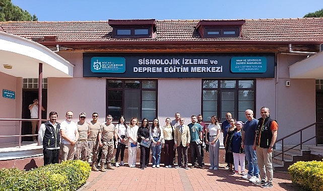 Büyükşehir Belediyesi, toplumun tüm kesimlerinde deprem bilincinin oluşması için eğitim