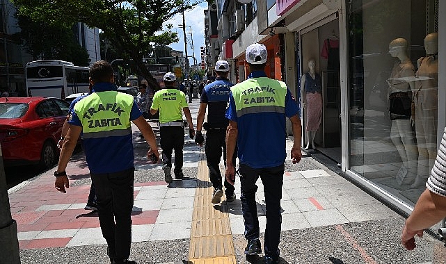 Manisa Büyükşehir Belediyesi ekipleri, vatandaşların kaldırımlarda rahat bir şekilde yürüyebilmeleri