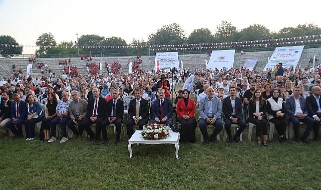 Canik Özdemir Bayraktar Keşif Kampüsü'nde öğrenimlerini tamamlayan öğrenciler mezuniyet sevinci