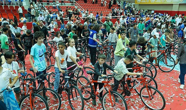 Canik Belediyesi'nin 30 gün camiye giden çocuk ve gençleri hediyelerle