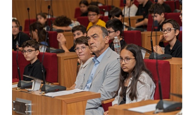 İzmir'de çocukların da kent yaşamında söz sahibi olduğu bilinciyle çalışan