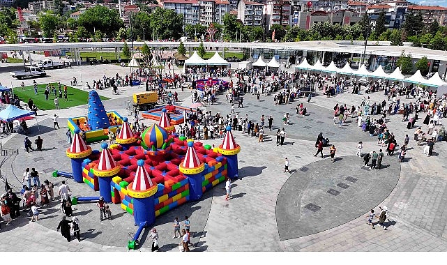 Kocaeli Büyükşehir Belediyesi tarafından İzmit Milli İrade Meydanı’nda gerçekleştirilen Karneval Kılavuz Çocuk Şenliği’nde