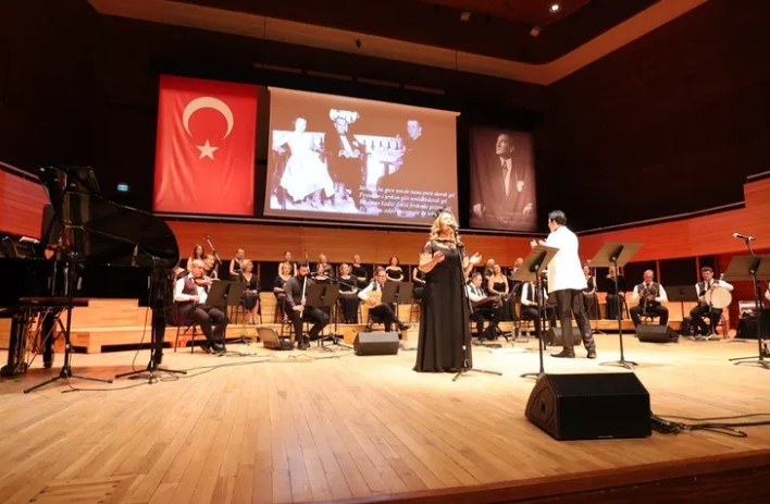 Cumhuriyetin simge isimlerinden, Türk Sanat Müziği’nin efsanevi sanatçısı Müzeyyen Senar,