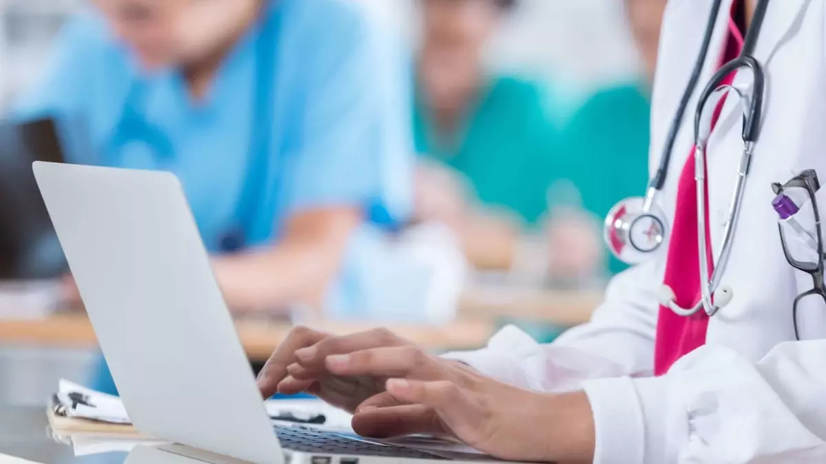 Biruni Üniversitesi Tıp Fakültesi Dekan Yardımcısı ve Neonatoloji Uzmanı Doç.
