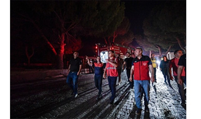 İzmir’i etkisi altına alan yangınlara müdahale çalışmaları kesintisiz devam ediyor.