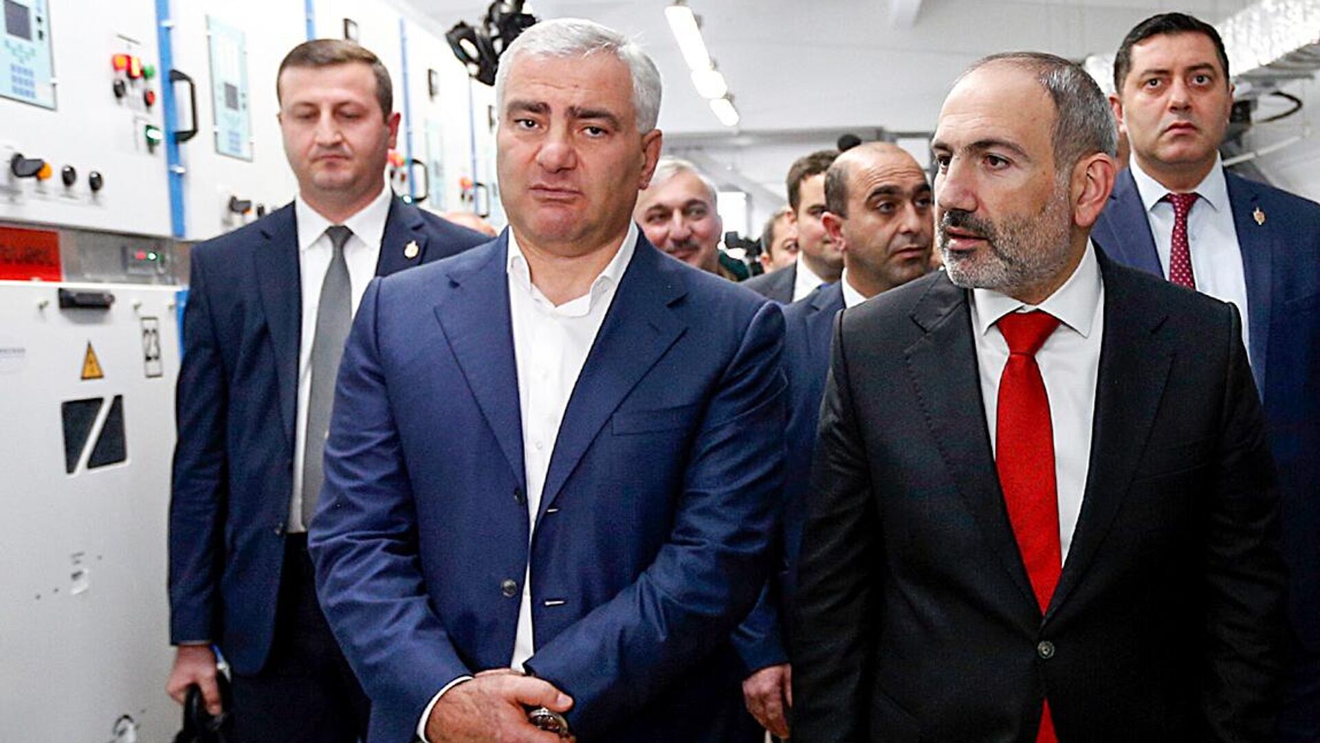 Ermenistan'da Başbakan Paşinyan ile iş insanı Karapetyan arasında Kilise konusunda