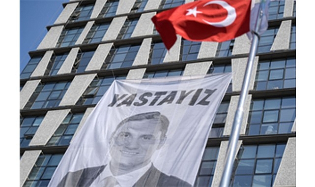 Manisa Büyükşehir Belediye Başkanı Ferdi Zeyrek, gözyaşları ve alkışlarla son