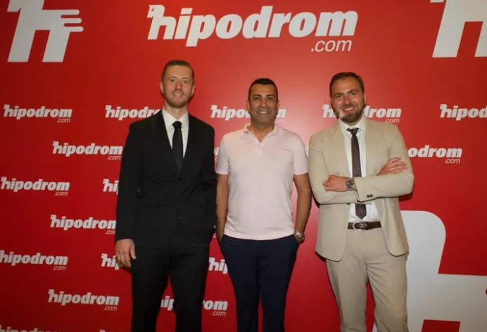 Hipodrom.com, düzenlediği basın toplantısında oyuncu ve Türkiye Jokey Kulübü Asli