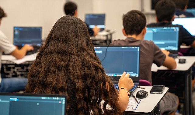 İBB ve Boğaziçi Üniversitesi iş birliğinde gerçekleştirilen İBB Teknoloji Atölyeleri’nde