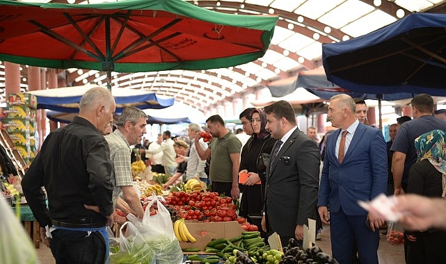 Kahramankazan Belediye Başkanı Selim Çırpanoğlu, Salı Pazarı’nı ziyaret ederek hem