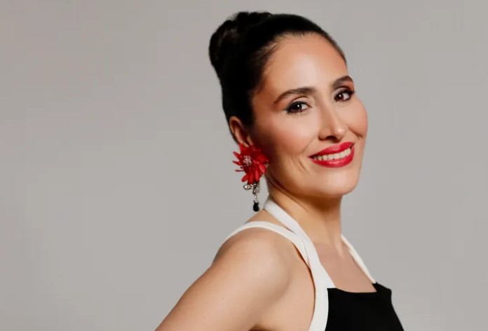 Profesyonel müzik kariyerine ara verip bir süre öğretmenlik yapan, ardından