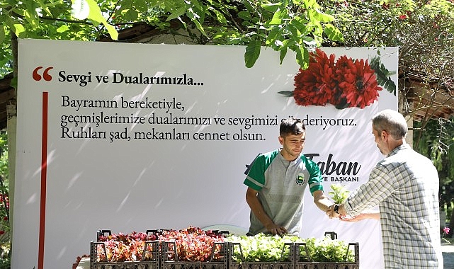 İnegöl Belediyesi, Kurban Bayramı arifesinde mezarlık ziyareti yapan vatandaşlara 6