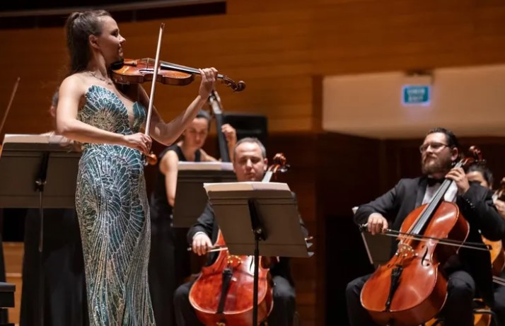 İzmir Büyükşehir Belediyesi bünyesinde kurulan İzmir Oda Orkestrası, konuk sanatçılarla