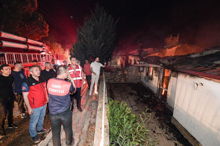 izmirde-yangin-alarmi-20-ev-zarar-gordu-ekipler-mudahale-ediyor