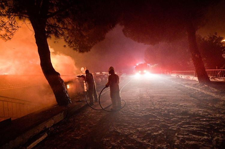 izmirde-yangin-alarmi-20-ev-zarar-gordu-ekipler-mudahale-ediyor
