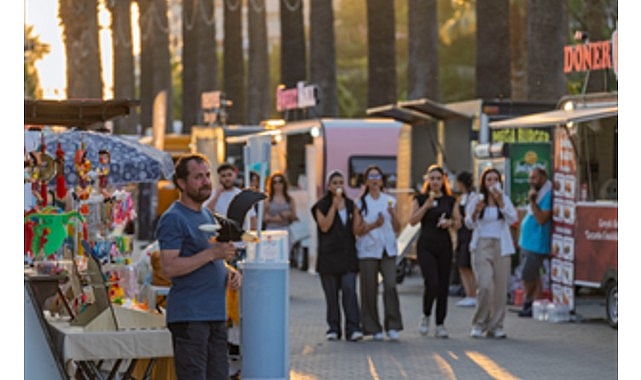 İzmir Büyükşehir Belediyesi tarafından Kültürpark’ta düzenlenen  “Yaza Merhaba Festivali” başladı.