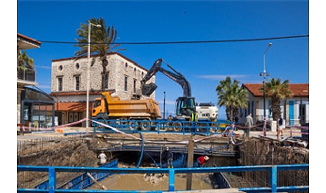 Çeşme’de Çiftlikköy Deresi’nde istinat duvarlarının yıkılma riskine karşı İZSU ekipleri,