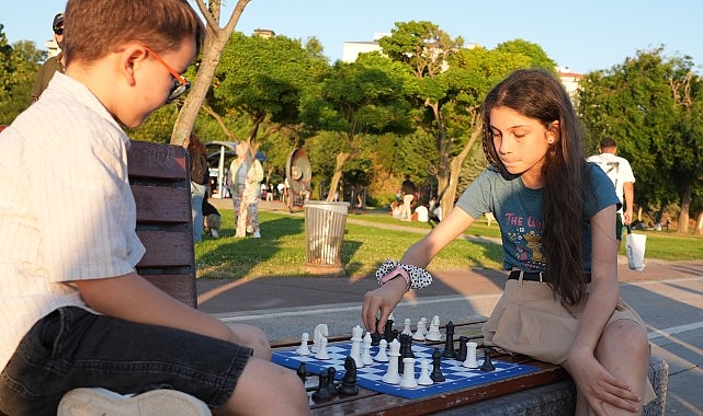 Kadıköy Moda Sahili’nde satranç oynayan gençlere yönelik müdahalenin ardından, Kadıköy