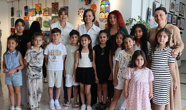 Karabağlar Belediyesi’nin sanat kurslarına katılan kursiyerlerin yıl sonu çalışmalarının sergilendiği